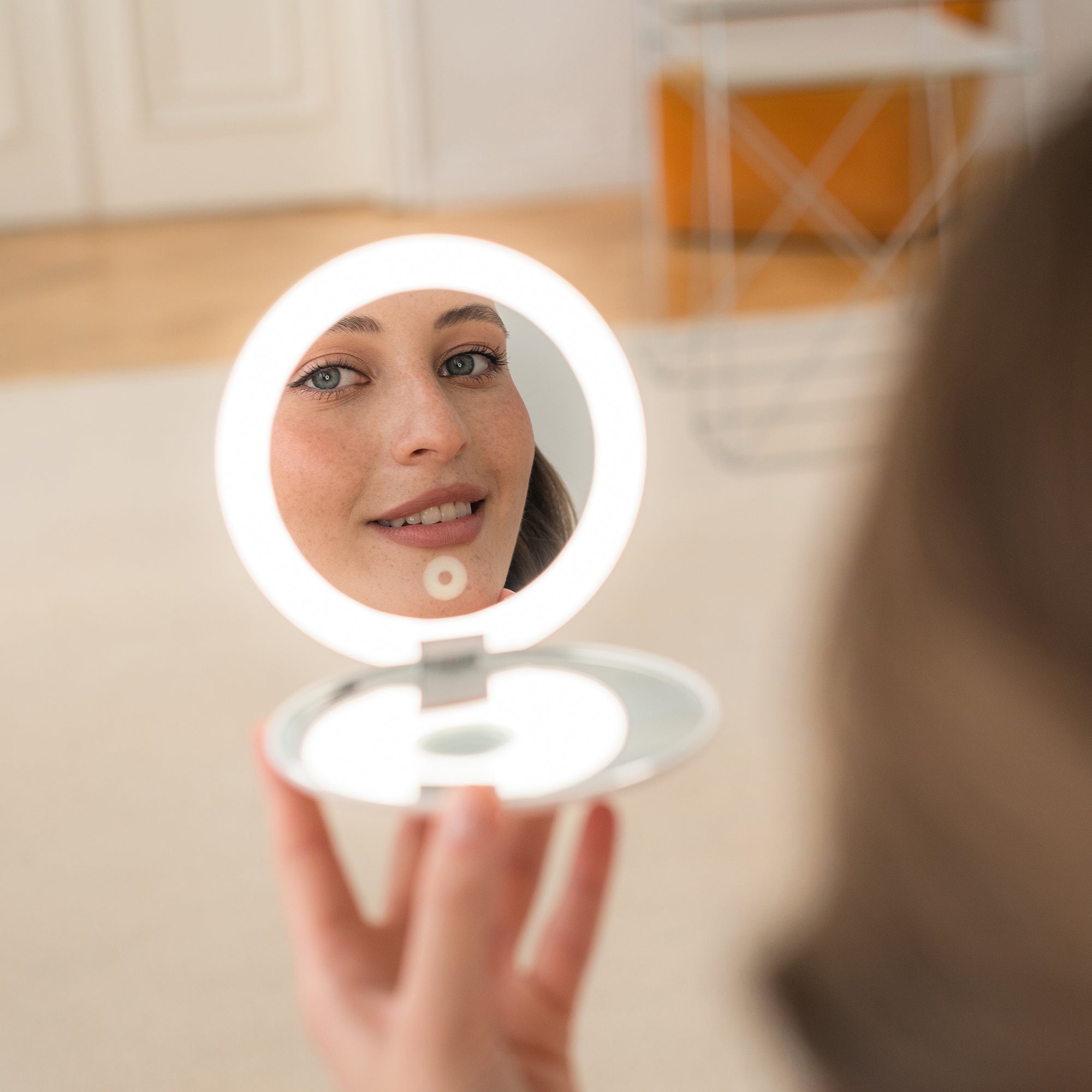 Reflection_In_Mirror_#Color_White