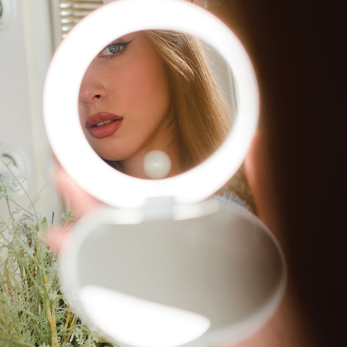 compact-mirror-10x-magnification-lighted