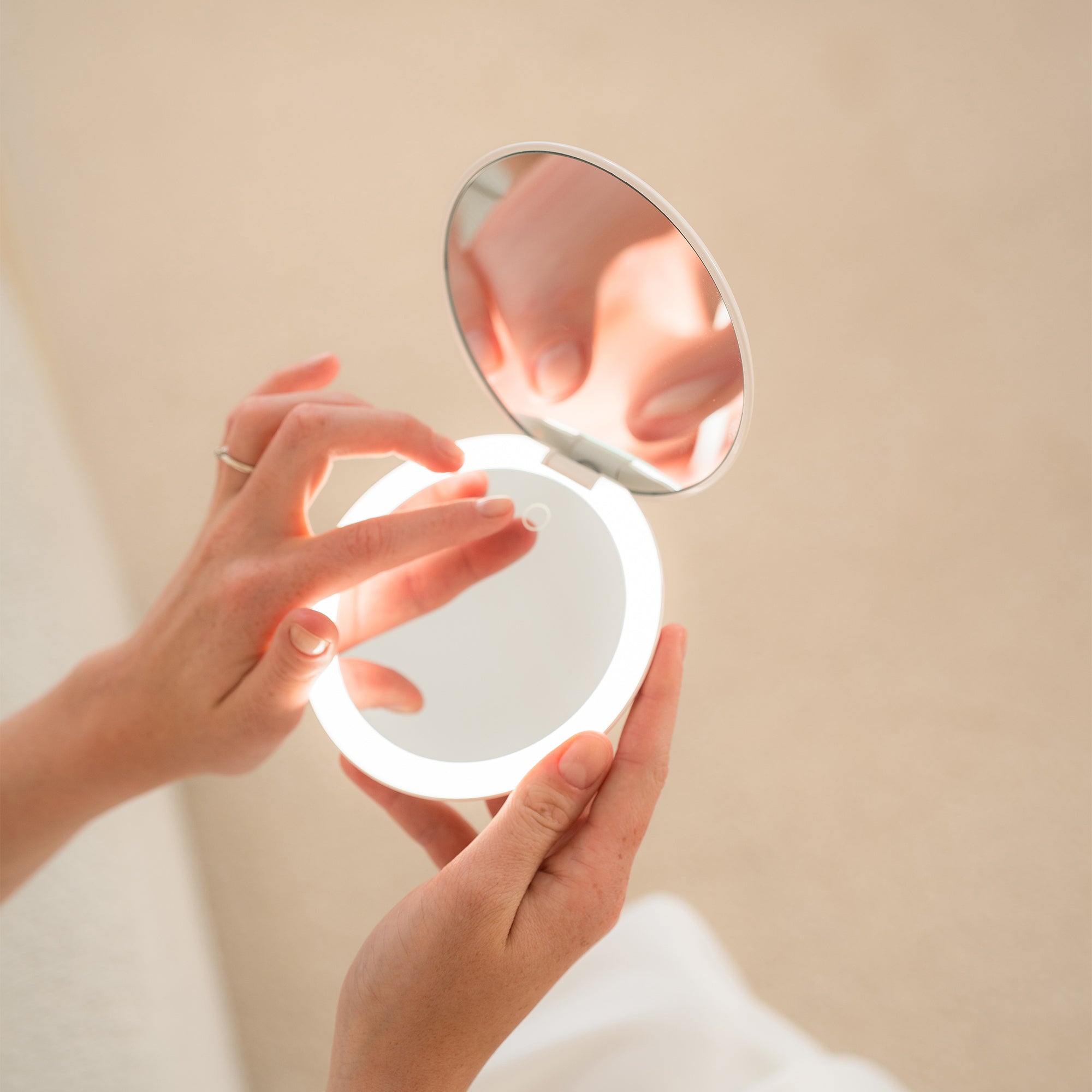 turning_on_mirror_#Color_White
