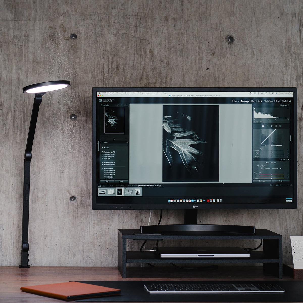 lume_Cube_Edge_2_Clamp_Desk_Light_on_Desk_#Color_Black