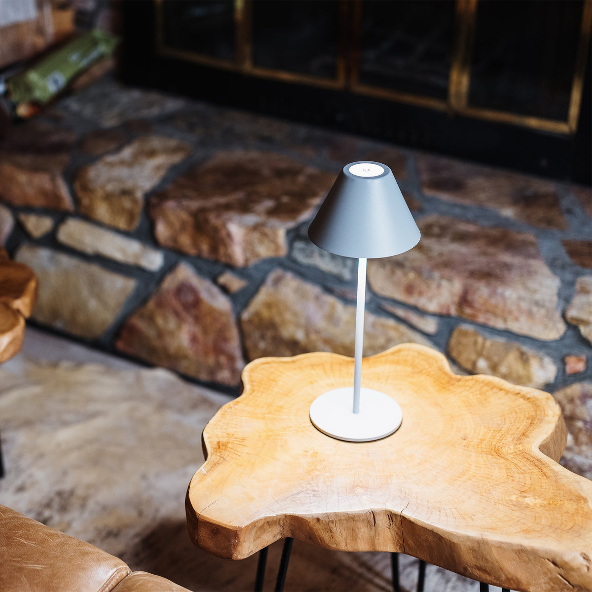 rechargeable_table_Lamp_on_wooden_Table)#Color_Silver