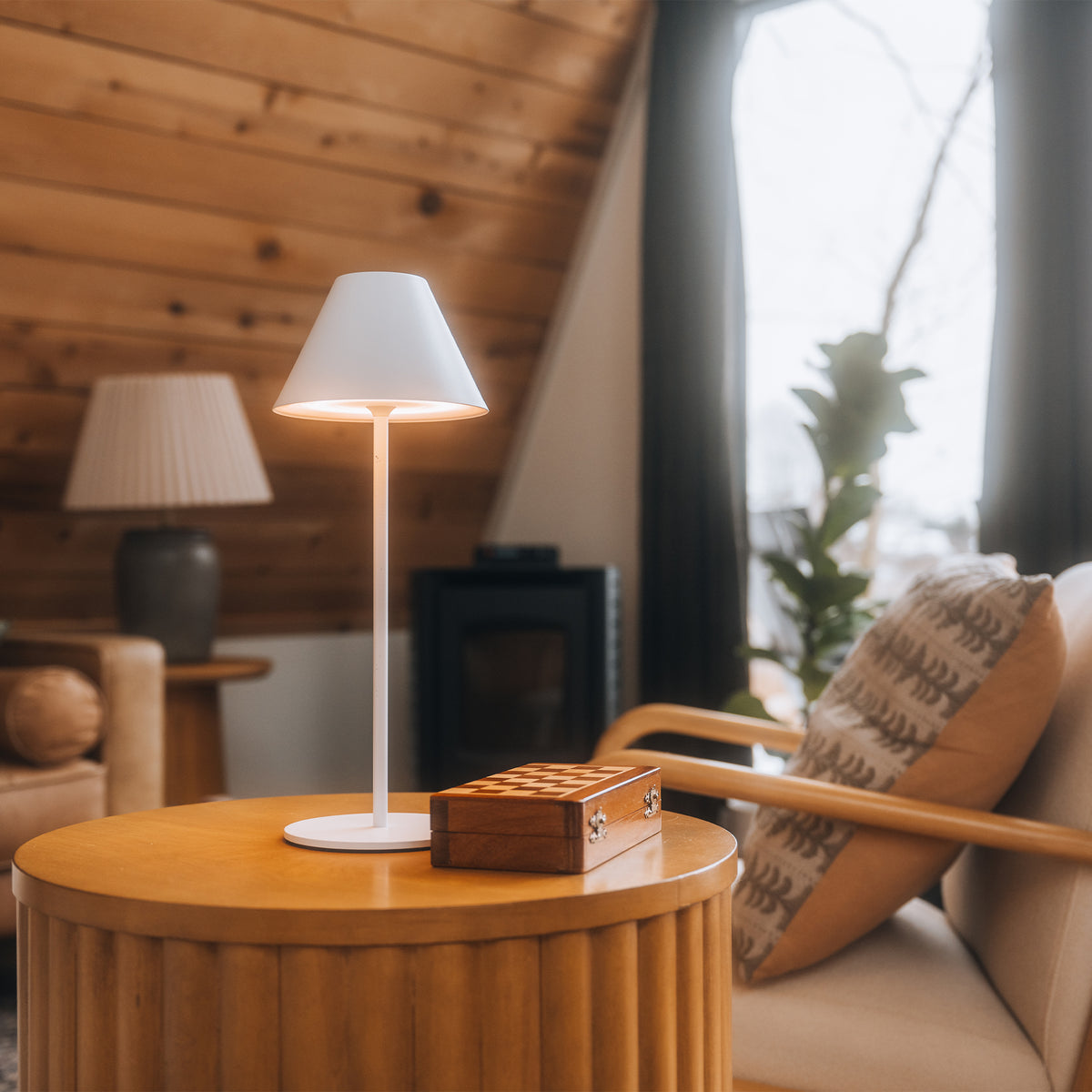 rechargeable_table_Lamp_on_side_table_wood_#Color_White