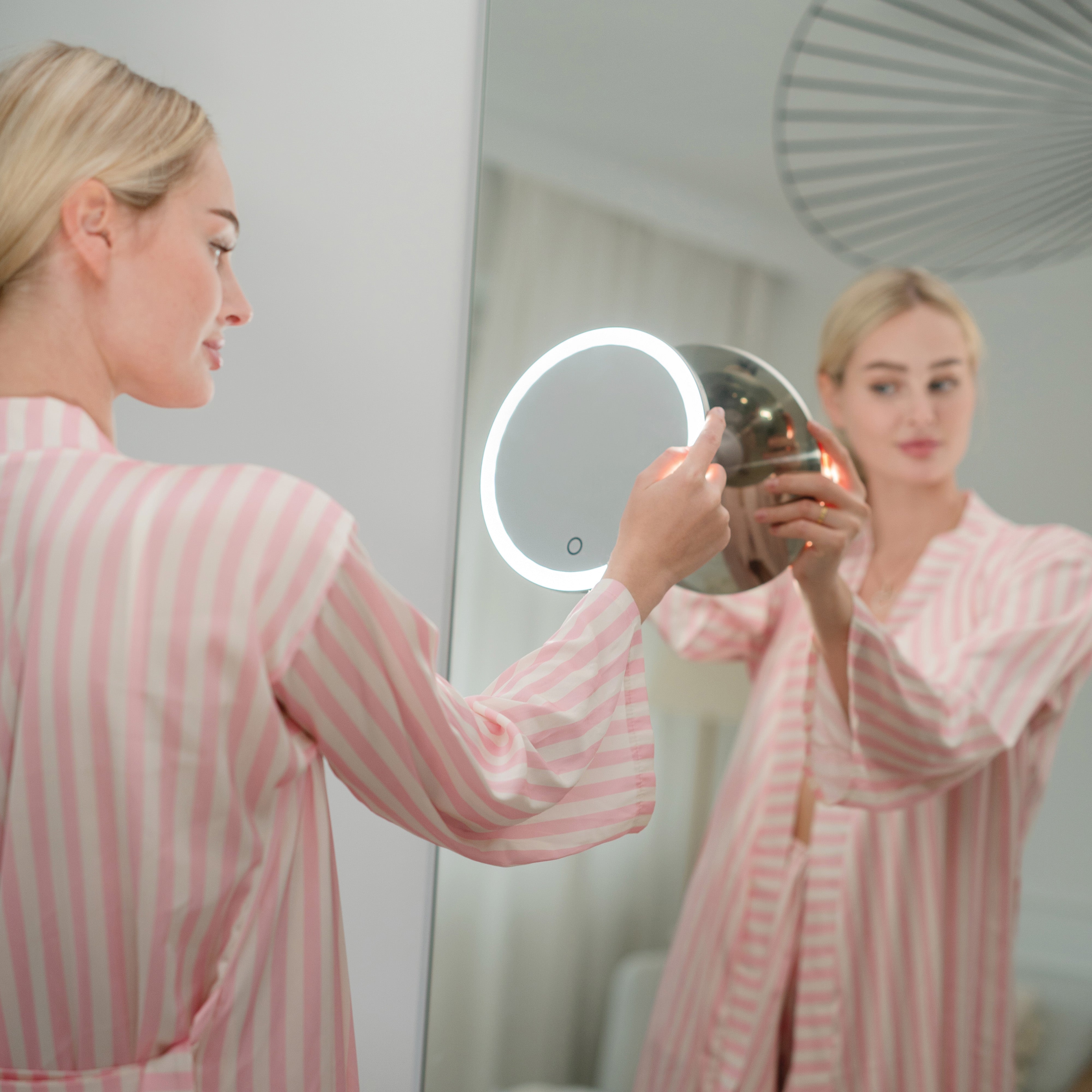 suction-cup-mirror-lighted-for-travel-ilios-lighting